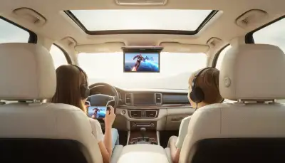 Deckenmonitor Auto: Kino für unterwegs